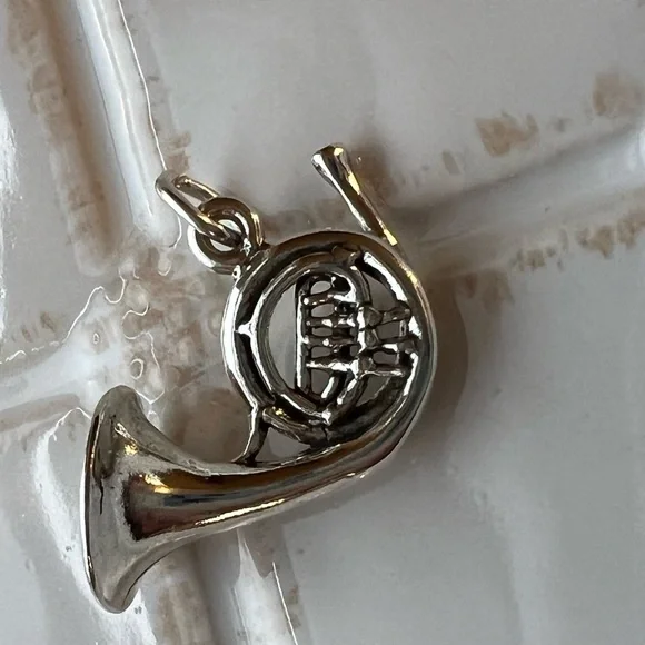 French Horn Vintage Charm NOS Silver Tone Music Pendant - Picture 4 of 6